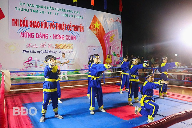 Các tiết mục khai mạc đặc sắc của võ sinh nhí thuộc võ đường Trần Thanh Thắng (huyện Phù Cát). Ảnh: HỒ ĐIỂM