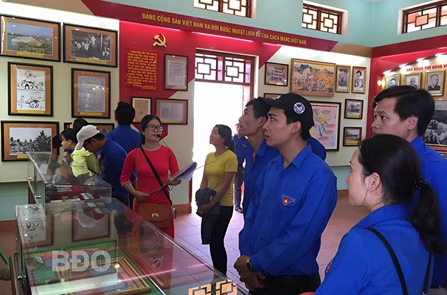 Lực lượng ĐVTN trong tỉnh tổ chức về nguồn tham quan Nhà lưu niệm Chi bộ Hồng Lĩnh. Ảnh: ĐVCC