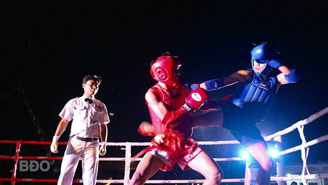 Mỗi trận đấu là màn so tài gay cấn, hấp dẫn qua sự thể hiện bản lĩnh, kỹ thuật điêu luyện cùng tinh thần thượng võ của các võ sĩ trên sàn đài. Ảnh: K.VY