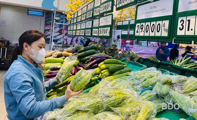 Quầy hàng thực phẩm tươi sống ở siêu thị thu hút khách. Ảnh: HẢI YẾN