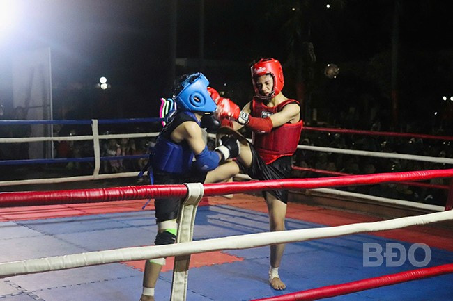 Phần thi đấu kịch tính giữa 2 võ sinh thuộc võ đường Dương Hồng Hòa (huyện Phù Cát) và võ đường Hồ Thị Nữ Phúc (TX An Nhơn). Ảnh: HỒ ĐIỂM