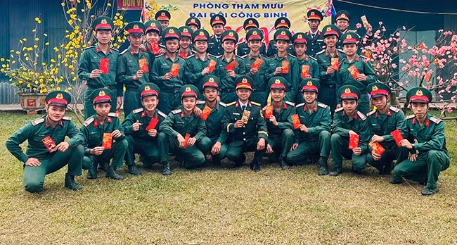 Lính trẻ ở Đại đội Công binh vui vẻ nhận lì xì đầu năm. Ảnh: H.P
