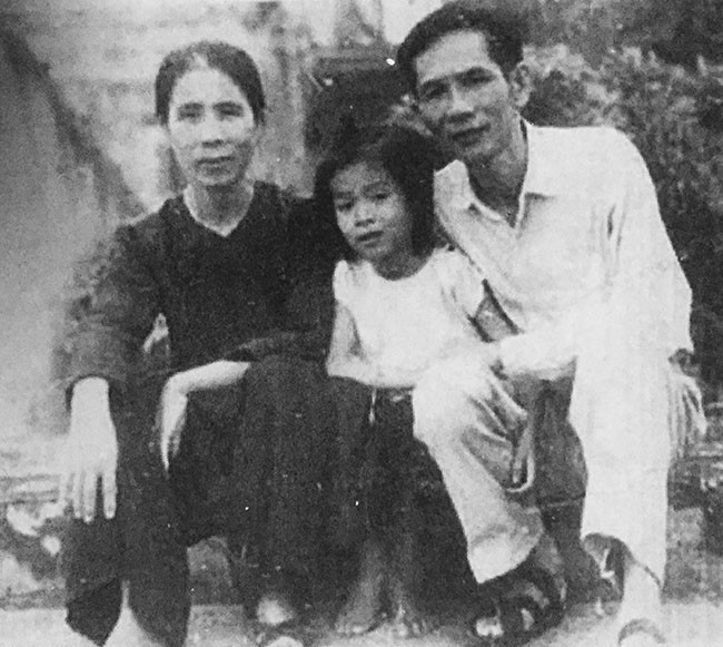 Gia đình nhà thơ Yến Lan thời còn ở Hà Nội. Người ngồi giữa là chị Lâm Bạch Đàn. Gia đình nhà thơ Yến Lan thời còn ở Hà Nội. Người ngồi giữa là chị Lâm Bạch Đàn.