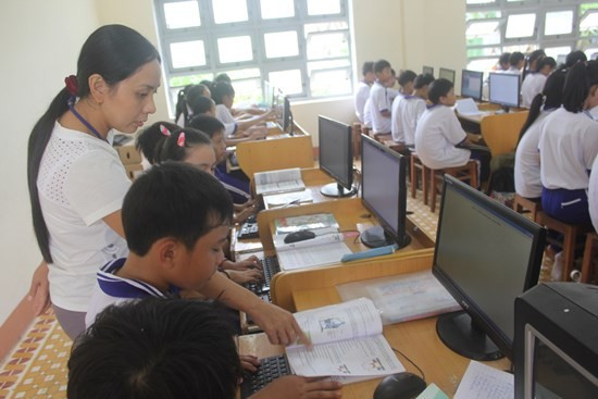 Các phòng máy của trường được trang bị đầy đủ máy vi tính để học sinh thực hành.