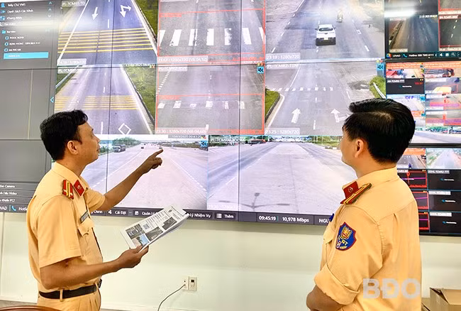 Cán bộ phòng CSGT (CA tỉnh) kiểm tra, đối chiếu thông tin phương tiện vi phạm. Ảnh: N.C