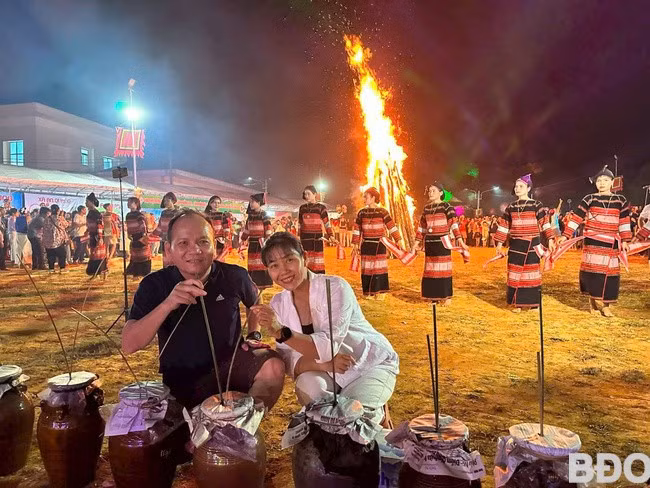 VĐV tham gia An Lão Trail 2025 thưởng thức rượu cần trong không gian văn hóa ấm áp và sinh động. Ảnh: N.M