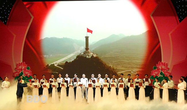 Chương trình nghệ thuật mở màn với tiết mục hợp xướng Ca ngợi Tổ quốc. Ảnh: K.V Chương trình nghệ thuật mở màn với tiết mục hợp xướng Ca ngợi Tổ quốc. Ảnh: K.V