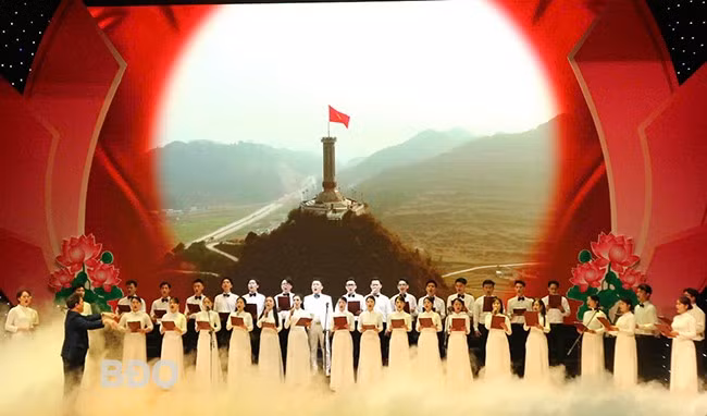 Chương trình nghệ thuật mở màn với tiết mục hợp xướng Ca ngợi Tổ quốc. Ảnh: K.V