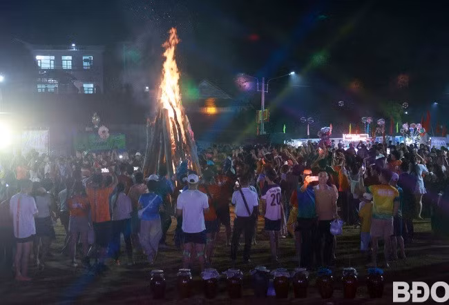 Du khách có thêm trải nghiệm chân thực và sâu sắc về văn hóa bản địa thông qua đêm trình diễn, giao lưu cồng chiêng, hát Kalêu, Kachoi của đồng bào Hrê, Bana, đốt lửa, uống rượu cần. Ảnh: H.V