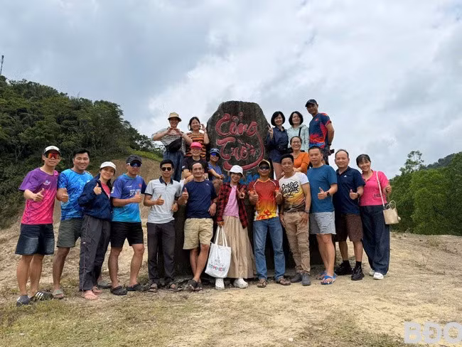 Các VĐV tham gia An Lão Trail 2025 check - in tại Cổng Trời An Lão. Ảnh: N.M