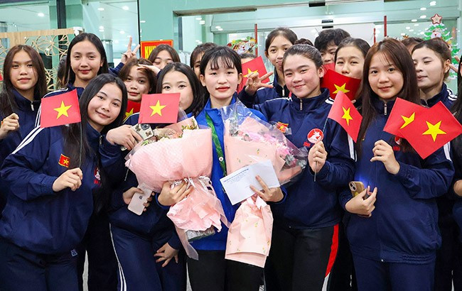 VĐV Nguyễn Thị Bích Thảo hạnh phúc bên các đồng đội. Ảnh: NGUYỄN DŨNG