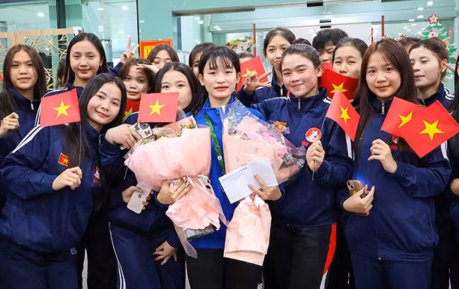 VĐV Nguyễn Thị Bích Thảo hạnh phúc bên các đồng đội. Ảnh: NGUYỄN DŨNG