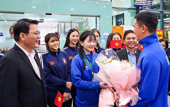 VĐV Nguyễn Thị Bích Thảo trở về trong niềm tự hào của lãnh đạo Sở VH&TT, Trung tâm Huấn luyện & Thi đấu Thể thao tỉnh. Ảnh: NGUYỄN DŨNG