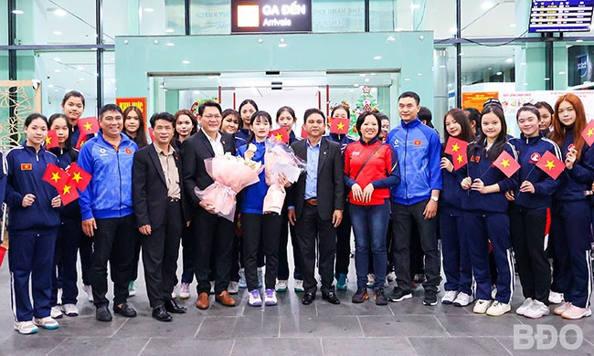 Lãnh đạo Sở VH&TT, Trung tâm Huấn luyện & Thi đấu Thể thao tỉnh đón VĐV Nguyễn Thị Bích Thảo trở về từ Giải bóng ném vô địch Đông Nam Á 2025. Ảnh: NGUYỄN DŨNG