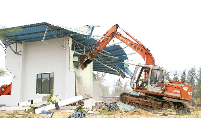 Các địa phương trong tỉnh tiếp tục xử lý lấn, chiếm đất đai nhằm tăng cường hơn nữa hiệu lực, hiệu quả công tác quản lý đất đai và khai thác, sử dụng hiệu quả nguồn tài nguyên này. - Trong ảnh: Ngành chức năng huyện Phù Mỹ cưỡng chế tháo dỡ một công trình xây dựng trái phép trên đất lấn, chiếm thuộc xã Mỹ Thành. Ảnh: V.L