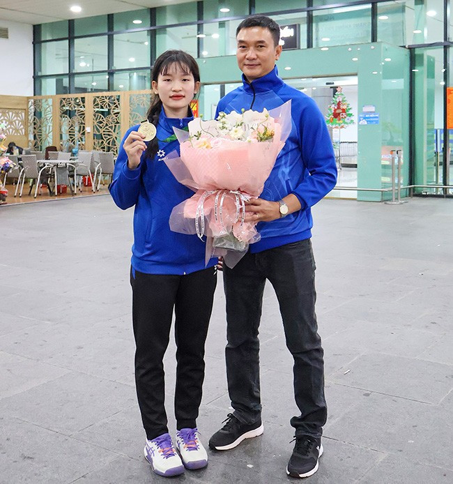 VĐV Nguyễn Thị Bích Thảo và HLV Nguyễn Văn Ty người dẫn dắt cô tại đội tuyển bóng ném tỉnh. Ảnh: NGUYỄN DŨNG