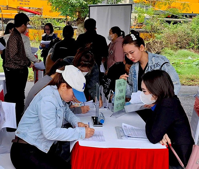 Người lao động tìm hiểu thông tin tuyển dụng, trao đổi thông tin cá nhân với đại diện DN tại ngày hội việc làm tại Khu công nghiệp Phú Tài. Ảnh: ĐVCC
