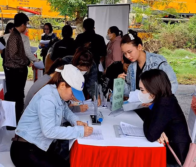 Người lao động tìm hiểu thông tin tuyển dụng, trao đổi thông tin cá nhân với đại diện DN tại ngày hội việc làm tại Khu công nghiệp Phú Tài. Ảnh: ĐVCC