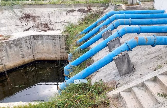 Trạm bơm lâu ngày không hoạt động nên đường ống bắt đầu gỉ sét. Ảnh: VĂN LƯU