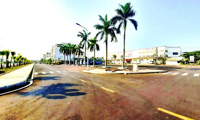 Tuyến đường gom phía Tây đường Nguyễn Văn Linh đáp ứng nhu cầu đi lại và vận chuyển hàng hóa; góp phần hoàn thiện, chỉnh trang hạ tầng đô thị TX An Nhơn. Ảnh: V.L Tuyến đường gom phía Tây đường Nguyễn Văn Linh đáp ứng nhu cầu đi lại và vận chuyển hàng hóa; góp phần hoàn thiện, chỉnh trang hạ tầng đô thị TX An Nhơn. Ảnh: V.L