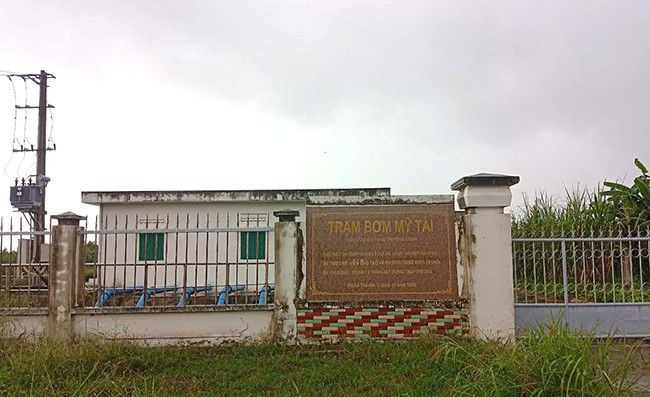 Trạm bơm tưới nước tiết kiệm tại xã Mỹ Tài chỉ hoạt động được 1 năm rồi bỏ hoang. Ảnh: VĂN LƯU