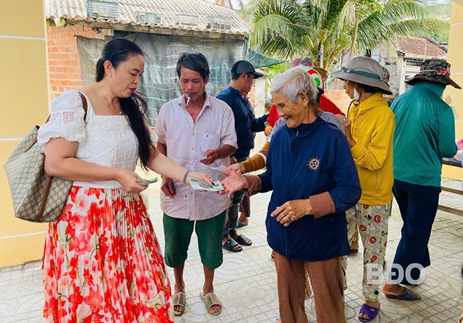 Tặng quà các hộ dân khó khăn. Ảnh: Đặng Hoan.