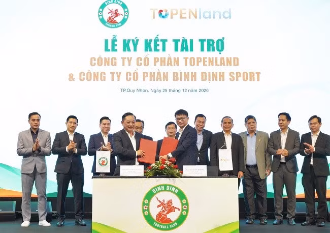 Ông Võ Văn Khang – Chủ tịch Công ty Topenland trao bảng tài trợ cho ông Nguyễn Hữu Sang – Giám đốc Công ty Cổ phần Bình Định Sport tiến hành ký kết hợp đồng tài trợ Ông Võ Văn Khang – Chủ tịch Công ty Topenland trao bảng tài trợ cho ông Nguyễn Hữu Sang – Giám đốc Công ty Cổ phần Bình Định Sport tiến hành ký kết hợp đồng tài trợ