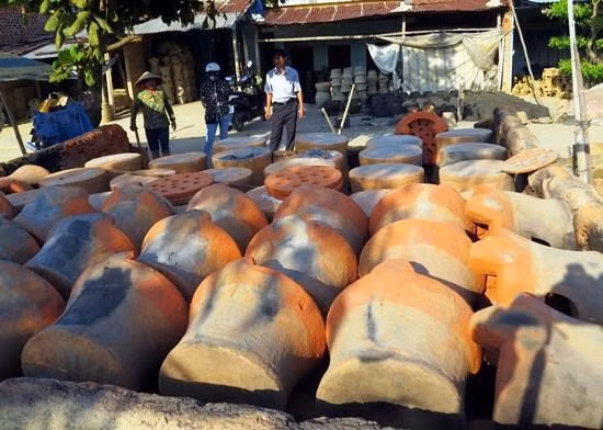 Sản phẩm truyền thống lò đất nung của làng gốm Vân Sơn. Ảnh: HÙNG PHIÊN