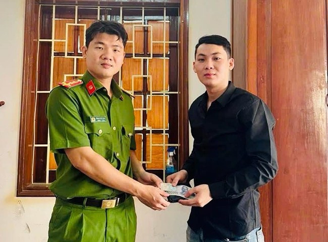 Trao lại tài sản cho người dân.Ảnh: N.M. Trao lại tài sản cho người dân.Ảnh: N.M.