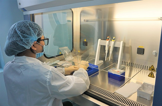 Phòng được trang bị các thiết bị chuyên dụng, hiện đại đáp ứng tiêu chuẩn phòng xét nghiệm TCVN ISO/IEC 17025:2017. Ảnh: H.G