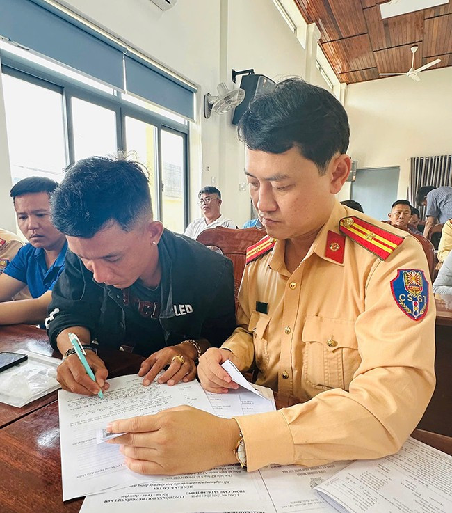 Người dân ký cam kết tuân thủ Luật Giao thông đường thủy nội địa. Ảnh: ĐVCC