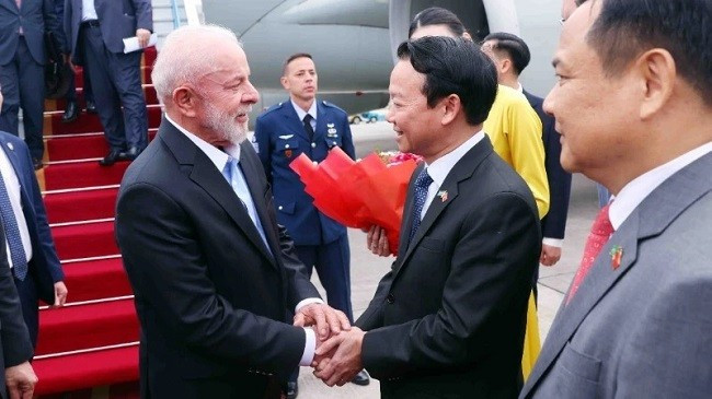 Bộ trưởng Nông nghiệp và Môi trường Đỗ Đức Duy đón Tổng thống Brazil Luiz Inácio Lula da Silva tại Sân bay quốc tế Nội Bài, Hà Nội. (Ảnh: TTXVN) Bộ trưởng Nông nghiệp và Môi trường Đỗ Đức Duy đón Tổng thống Brazil Luiz Inácio Lula da Silva tại Sân bay quốc tế Nội Bài, Hà Nội. (Ảnh: TTXVN)