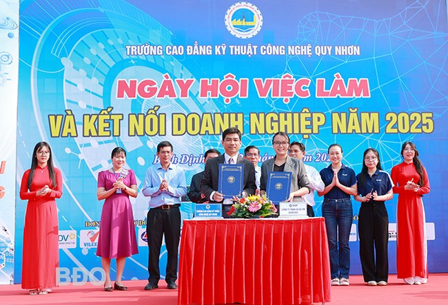 Trường CĐ Kỹ thuật Công nghệ Quy Nhơn ký biên bản hợp tác với 5 DN tại ngày hội. Ảnh: N.M. Trường CĐ Kỹ thuật Công nghệ Quy Nhơn ký biên bản hợp tác với 5 DN tại ngày hội. Ảnh: N.M.