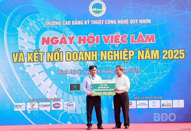 Thaco Agri tài trợ 30 triệu đồng cho các hoạt động của ngày hội việc làm, kết nối DN và 20 suất học bổng cho học sinh, sinh viên. Ảnh: N.M. Thaco Agri tài trợ 30 triệu đồng cho các hoạt động của ngày hội việc làm, kết nối DN và 20 suất học bổng cho học sinh, sinh viên. Ảnh: N.M.