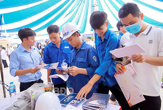 Học sinh, sinh viên tìm hiểu thông tin việc làm, tuyển dụng của các DN tại ngày hội. Ảnh: N.M. Học sinh, sinh viên tìm hiểu thông tin việc làm, tuyển dụng của các DN tại ngày hội. Ảnh: N.M.