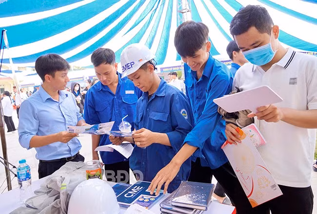 Học sinh, sinh viên tìm hiểu thông tin việc làm, tuyển dụng của các DN tại ngày hội. Ảnh: N.M.