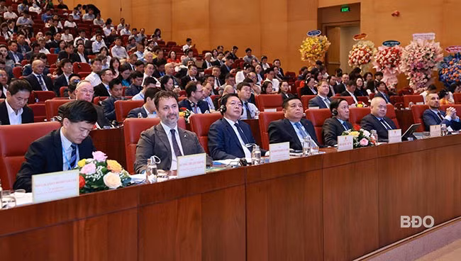 Phó Thủ tướng Chính phủ Nguyễn Chí Dũng (hàng đầu, thứ tư từ trái sang) cùng lãnh đạo tỉnh và các đại biểu tham dự Hội nghị. Ảnh: N.DŨNG