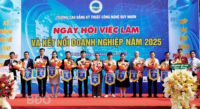Lãnh đạo Trường CĐ Kỹ thuật Công nghệ Quy Nhơn tặng hoa, cờ lưu niệm cho các DN tham gia ngày hội. Ảnh: N.M. Lãnh đạo Trường CĐ Kỹ thuật Công nghệ Quy Nhơn tặng hoa, cờ lưu niệm cho các DN tham gia ngày hội. Ảnh: N.M.
