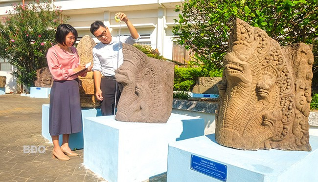 Cán bộ Bảo tàng tỉnh đo đạc, mô tả các phù điêu rắn Naga để lập hồ sơ khoa học. Ảnh: NGỌC NHUẬN Cán bộ Bảo tàng tỉnh đo đạc, mô tả các phù điêu rắn Naga để lập hồ sơ khoa học. Ảnh: NGỌC NHUẬN