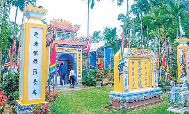 Kiến trúc bình phong, trụ biểu, cổng tam quan Đền thờ danh nhân văn hóa Đào Duy Từ được xây dựng từ thời vua Tự Đức năm thứ 12 (1859) được bảo tồn cho đến nay. Ảnh: BẢO MINH