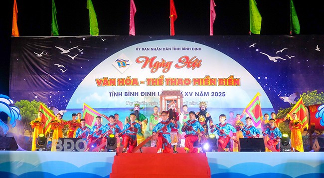 Ngày hội khép lại với nhiều cảm xúc sâu lắng, lan tỏa bản sắc miền biển. Ảnh: NGỌC NHUẬN