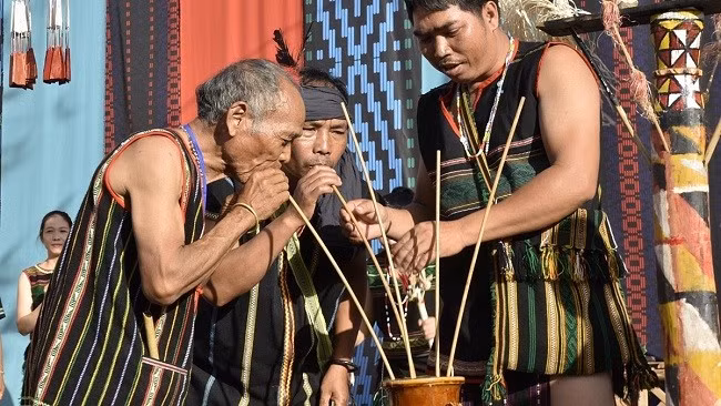 Chuỗi hoạt động của nhóm đồng bào hoạt động hằng ngày tại Làng với chủ đề “Ngày hội gia đình” nhằm nâng cao vai trò của mỗi gia đình tại mỗi không gian văn hóa của Làng.