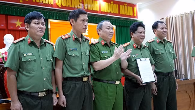 Đại tá Huỳnh Bảo Nguyên, Phó Giám đốc CA tỉnh (đứng giữa) trao khen thưởng nóng cho các đơn vị đấu tranh làm rõ vụ ma túy có số lượng lớn nhất từ trước đến nay trên địa bàn tỉnh. Ảnh: M.N