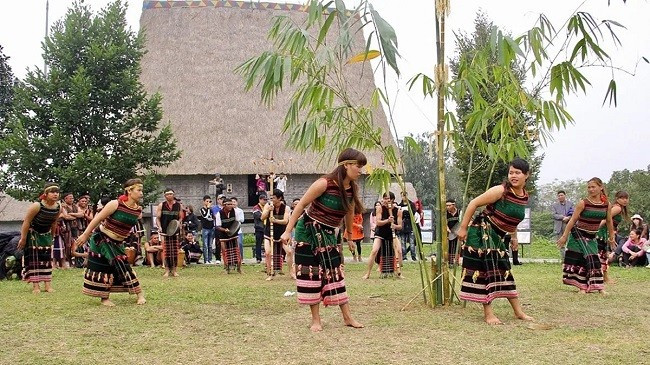 Chương trình dân ca dân vũ “Âm vang M'nông - Sức sống đại ngàn” gồm các hoạt động tổ chức biểu diễn, giới thiệu nét văn hóa đặc sắc của dân tộc M'nông tỉnh Bình Phước. Chương trình dân ca dân vũ “Âm vang M'nông - Sức sống đại ngàn” gồm các hoạt động tổ chức biểu diễn, giới thiệu nét văn hóa đặc sắc của dân tộc M'nông tỉnh Bình Phước.