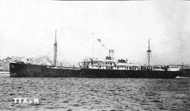 Ngày 5.6.1911, tại cảng Sài Gòn, người thanh niên yêu nước Nguyễn Tất Thành (Chủ tịch Hồ Chí Minh) quyết tâm ra đi trên con tàu Đô đốc Latouche-Tréville để thực hiện hoài bão giải phóng nước nhà khỏi ách nô lệ của thực dân, đế quốc. (Ảnh: Tư liệu/TTXVN)