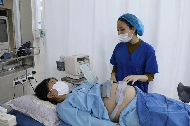 Bác sỹ thăm khám cho thai phụ. (Ảnh: TTXVN/Vietnam+) Bác sỹ thăm khám cho thai phụ. (Ảnh: TTXVN/Vietnam+)