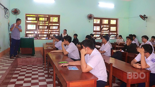 Tại điểm thi Trường Quốc học Quy Nhơn (TP Quy Nhơn), các giám thị coi thi phổ biến quy chế thi, cách thức điền thông tin trên tờ giấy thi cho thí sinh. Ảnh: HỒ ĐIỂM