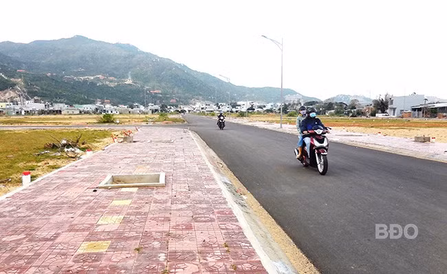 Cần siết chặt hoạt động đấu giá quyền sử dụng đất để nâng cao hiệu lực, hiệu quả công tác quản lý đất đai. - Trong ảnh: Khu dân cư phía Đông suối ông Sung - địa điểm được đưa ra đấu giá đất vào tháng 9.2024 đã xảy ra xô xát, ẩu đả. Ảnh: C.L