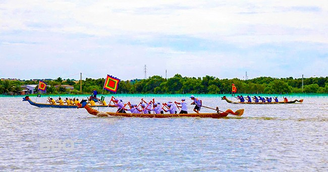 Đua thuyền là môn thể thao gắn với đời sống của cư dân miền biển. Ảnh: KIỀU VY