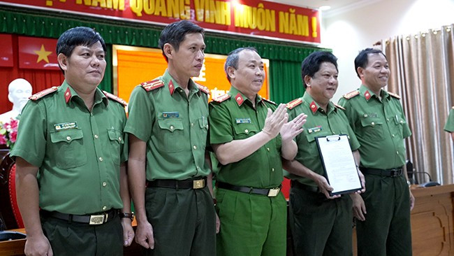 Đại tá Huỳnh Bảo Nguyên, Phó Giám đốc CA tỉnh (đứng giữa) trao khen thưởng nóng cho các đơn vị đấu tranh làm rõ vụ ma túy có số lượng lớn nhất từ trước đến nay trên địa bàn tỉnh. Ảnh: M.N